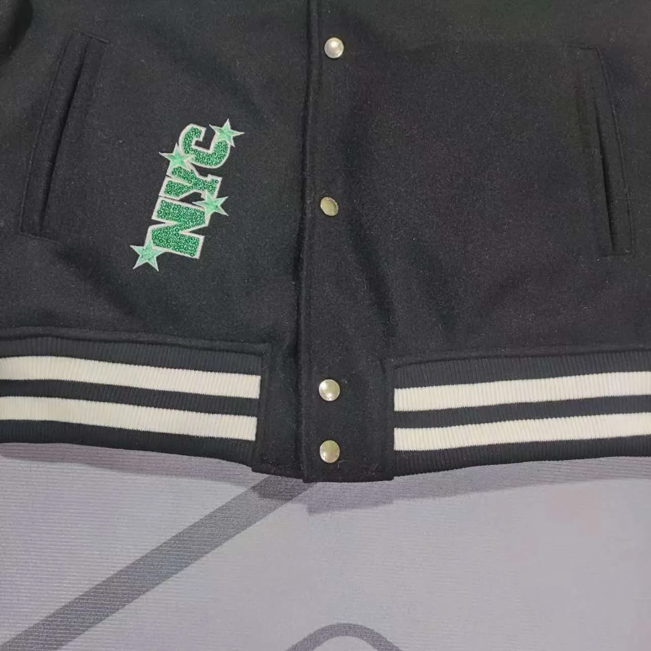 Top version 2024 new autumn and winter OW heavy embroidery New York Liberty pattern baseball uniform jacket for men and women. Original packaging and original label 🔍 A full set of accessories are customized. Packaging elevators are all purchased from the original factory. All hardware parts are molded and customized. Fabric color components are restored one to one. The fabric composition is %65 wool, %15 natural silk, %10 spandex, and 10 velvet. It is mixed and woven, with a total weight of more than 900 grams! And the most important thing is its color fastness, it will never fade! -The embroidery uses an imported towel embroidery machine. Each pattern is first embroidered on the fabric, and then engraved with an infrared laser, and then fixed with a sewing machine. The whole garment is labeled in many places, one is flat embroidered, and the large pattern on the back is directly embroidered on it. This dress has 4 different embroidery techniques⚠ -The sleeves are all made of two-layer pebbled fabric, which is processed, shaped, colored, washed, and the texture retains the original grain structure! Thick, plump and round! -The processing technology is extremely complex, the pieces are neatly spliced ​​and aligned, and the entire garment has precise wiring density. Gender-neutral style. Loose version. Self-conscious quality control. Details determine success or failure. Size: S M L XL P: 680